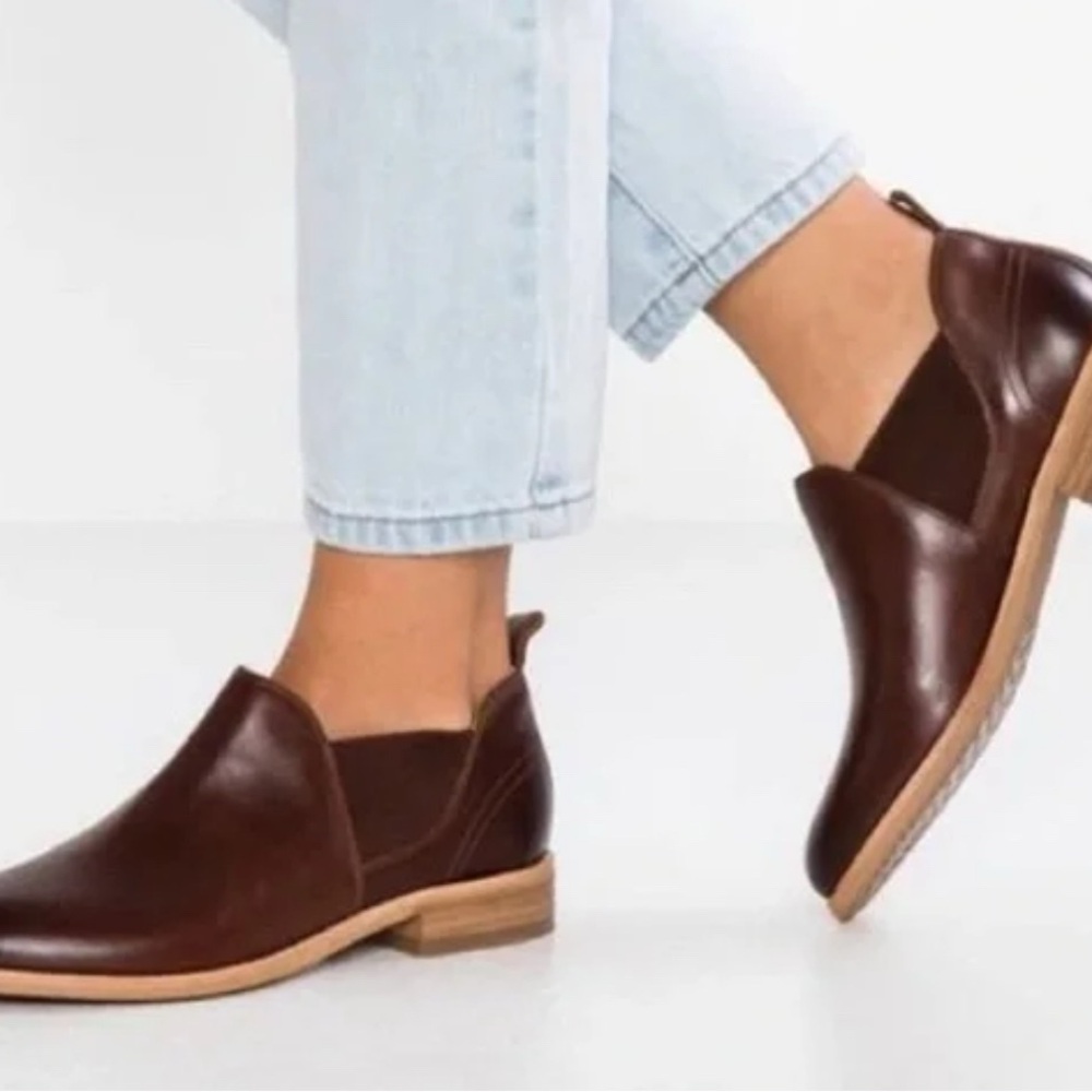 Clarks Edenvale Brown Leather Flats with Streamlined Design